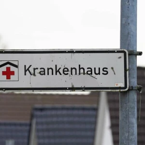 Hinweisschild mit der Aufschrift «Krankenhaus»