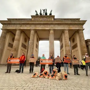 Klima-Aktivisten demonstrieren vor Brandenburger Tor
