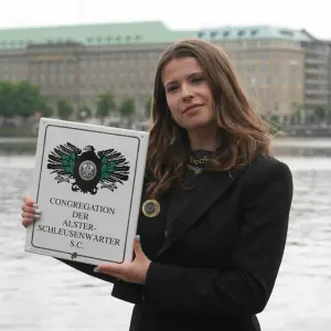 Luisa Neubauer ist neue Ehren-Alster-Schleusenwärterin