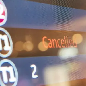 Das Wort «Cancelled» steht auf einer Anzeigetafel
