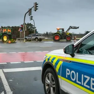 Landwirte blockieren Autobahnauffahrten