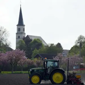 Traktor vor Kirche