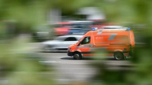 Ein Rettungswagen fährt zu einem Einsatz