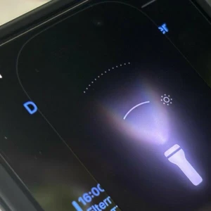 Lichtstrahl der Taschenlampe eines iPhone unter iOS 18