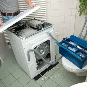 Die Waschmaschine wird repariert