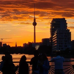 Sonnenuntergang in Berlin-Kreuzberg über der Spree