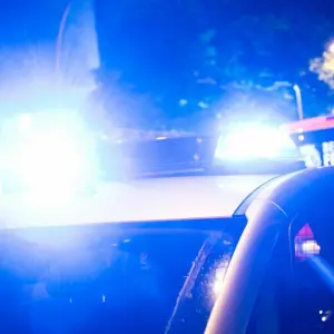 Polizeiauto mit Blaulicht in der Nacht