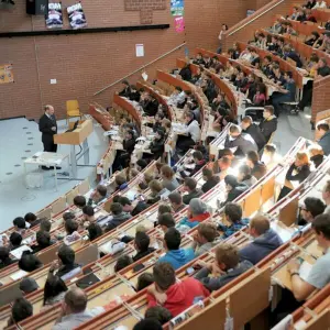 Studierende sitzen in einem Hörsaal der Uni Kassel