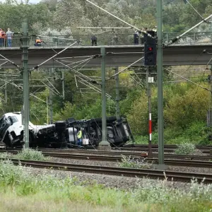 Lastwagen stürzt von Brücke auf Bahngleise