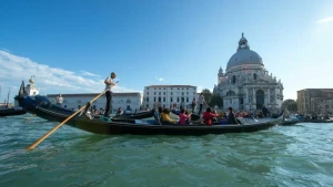 Gondel mit Touristen fährt durch den Canal Grande in Venedig