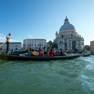 Gondel mit Touristen fährt durch den Canal Grande in Venedig