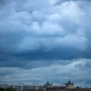 Dunkle Wolken ziehen über die Dresdner Neustadt