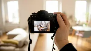 Ein Mann macht Fotoaufnahmen in einer Wohnung