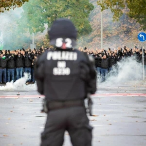 Fußball-Fans und Polizei