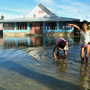 Überfluteter Platz in Tuvalu