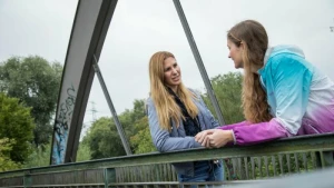 Zwei Frauen stehen auf einer Brücke