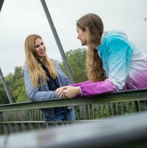 Zwei Frauen stehen auf einer Brücke