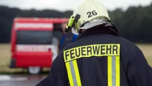 Feuerwehrmann vor Einsatzfahrzeug