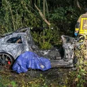 Zwei Menschen vermutlich bei Autorennen auf A44 verbrannt