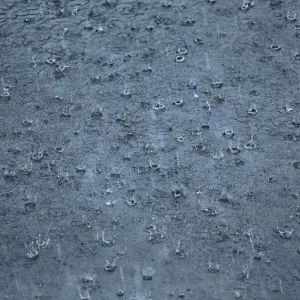Starkregen prasselt auf eine Straße