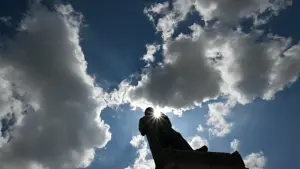 Sonne und Wolken über dem Gutenberg-Denkmal