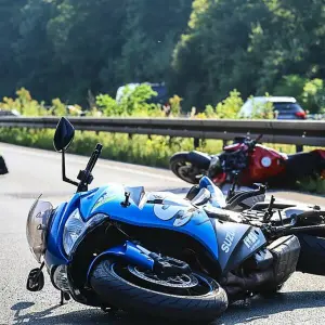 Verkehrsunfall in Motorradgruppe auf A45