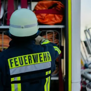 Feuerwehrmann an Einsatzfahrzeug