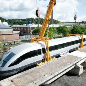 Der Transrapid wird vom Tieflader abgeladen