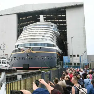 Ausdocken vom neuen Kreuzfahrtschiff „Disney Treasure“