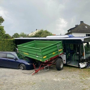 Linienbus durchbricht Hecke und rammt Auto