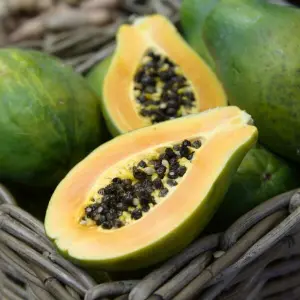 Aufgeschnittene Papaya mit Kernen