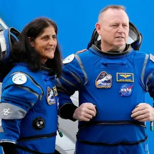 Nasa-Astronauten Suni Williams (l) und Barry Wilmore