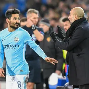 Ilkay Gündogan (l) und Pep Guardiola