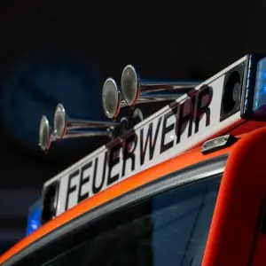 Blaulicht leuchtet auf einem Feuerwehrfahrzeug