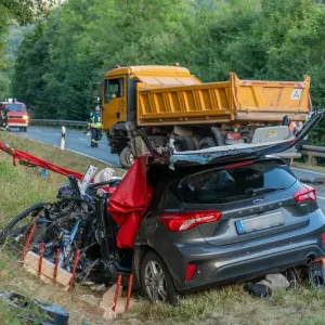 Auto kollidiert frontal mit Lkw - Junge Frau in Lebensgefahr