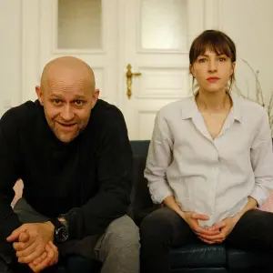 Thorsten (Jürgen Vogel) und Jana (Natalia Belitski) fühlen sich gefangen in ihrer Wohnung.