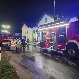 Mehrere Verletzte bei Brand in Wohnkomplex