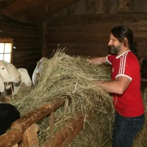 Alexander Huber im Schafstall