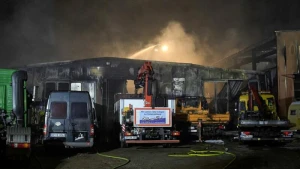 Großeinsatz in Berlin-Reinickendorf: Lagerhallen brennen