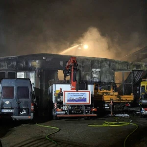 Großeinsatz in Berlin-Reinickendorf: Lagerhallen brennen