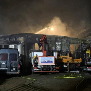 Großeinsatz in Berlin-Reinickendorf: Lagerhallen brennen