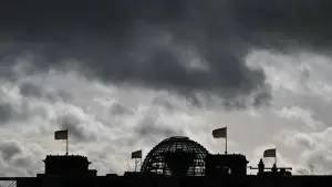Wolken über dem Reichstagsgebäude