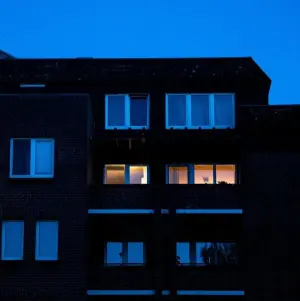 Licht leuchtet in einem Mehrfamilienhaus in einer Wohnung