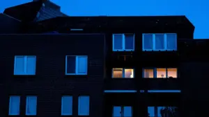 Licht leuchtet in einem Mehrfamilienhaus in einer Wohnung
