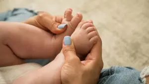 Die Füße eines Babys hätl jemand in der Hand