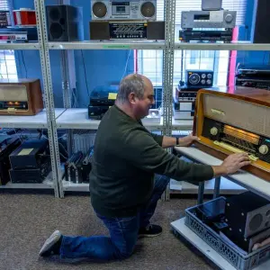 Werkstattladen repariert alten Radios