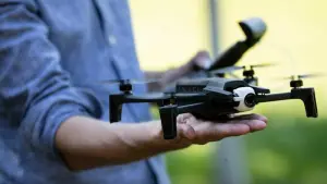 Ein Mann hält eine Drohne in der Hand