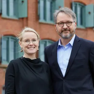 Peggy Morenz und Michael Angern vor Kolumbarium in Lübeck