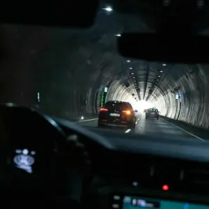 Autos fahren durch einen Tunnel