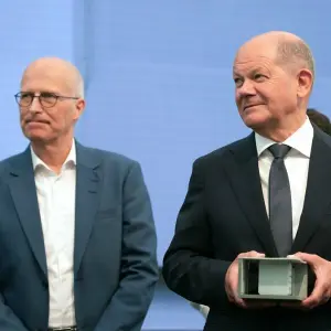 Bundeskanzler Scholz und Hamburgs Bürgermeister Tschentscher